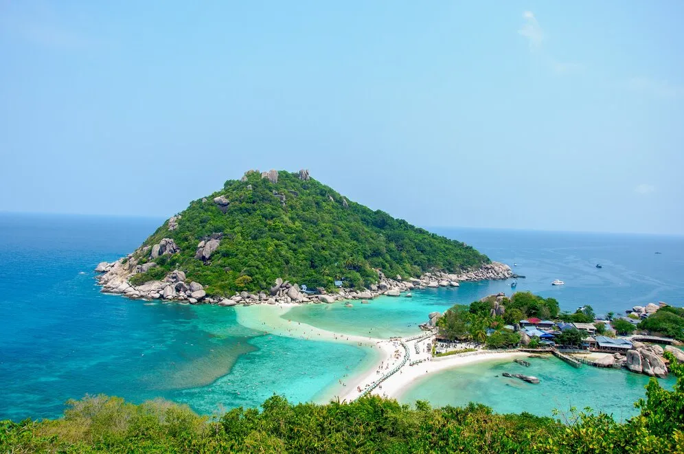 The pristine, majestic, and poetic beauty of Hon Gai Beach - Photo source: Freepik